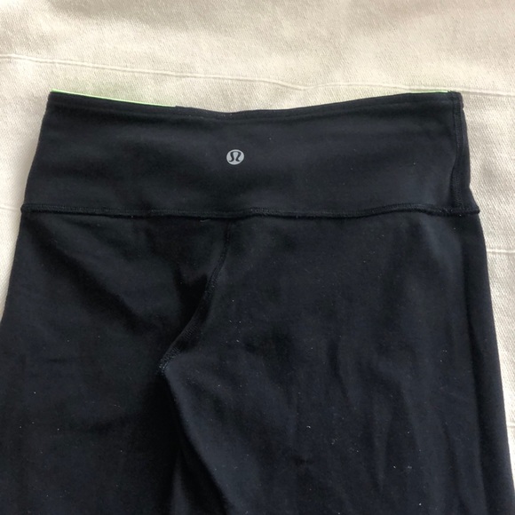 Cropped Reversible Lululemon Leggings - Picture 3 of 5